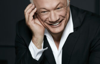 Image de L’écrivain Éric-Emmanuel Schmitt en tournée